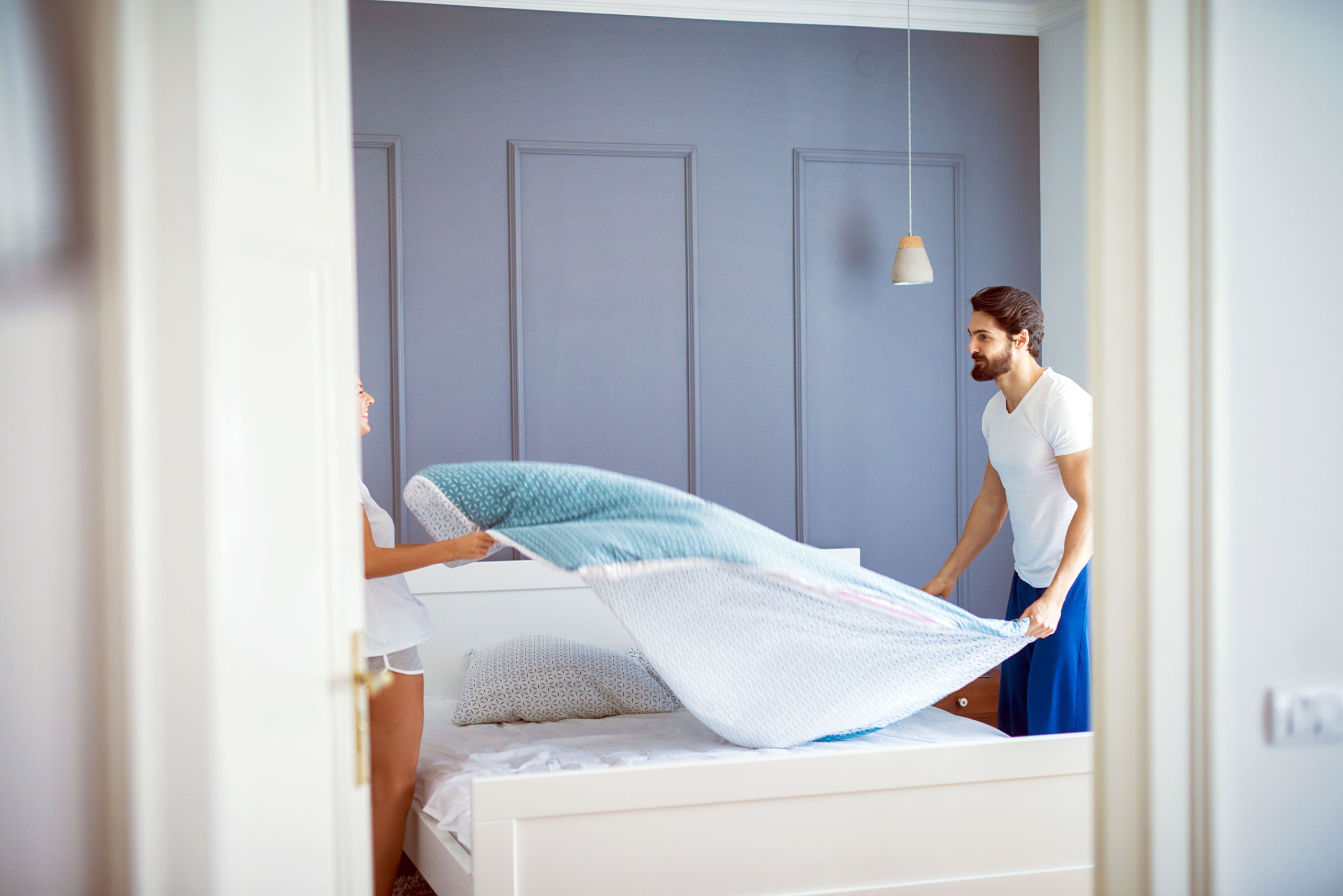 allcon-ratgeber-hausstauballergie-symptome-decke-ausschuetteln